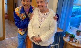 潘托的明星特里·格利德给养老院带来了节日的欢乐