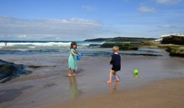 在热门的东郊海滩，“隐藏的宝藏”被埋在沙子下