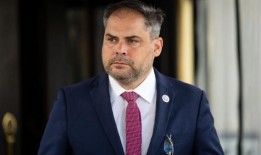 议长约翰逊面临共和党新的反对，这次来自温和派