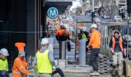 铁路线路和政府加薪维持着经济的运转