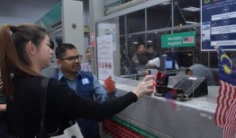 新山陆路检查站的二维码系统顺利启动