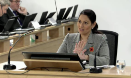 普里蒂·帕特尔表示，新冠肺炎的规定令人困惑，1万英镑的罚款不成比例