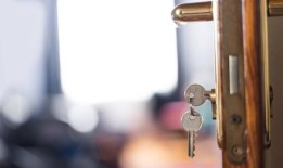 我想把我租出去的房子卖掉，但又担心房客不愿意离开