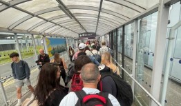 乘客报告称，由于IT故障，爱丁堡机场“完全混乱”