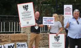 校友们抗议纽因顿学院男女同校的决定