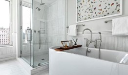 铜和缎面镍等材料的混合为浴室增添了意想不到的设计元素。照片：讲义／ TNS