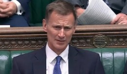 周一晚间新闻简报：绍斯波特持刀袭击案中，8人中有儿童被刺