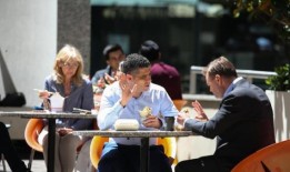 澳大利亚工人在返回办公室之前要求提高工资