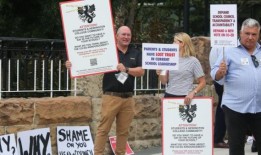 校友们抗议纽因顿学院男女同校的决定