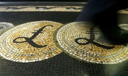 英镑接近三个月高点;英国消费者更加乐观