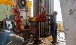 随着世界推动清洁能源的发展，石油公司正在蓬勃发展