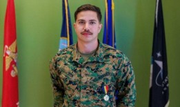 海军陆战队员因23次拯救被射中的受害者而获得罕见的英雄奖