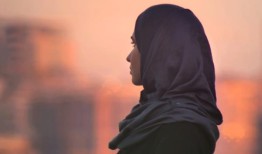 在学校校长指示学生穿制服不戴头巾后，争议爆发了