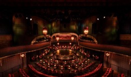 在《卡巴莱》中，布景和服装设计师汤姆·斯科特想要庆祝酷儿的个性