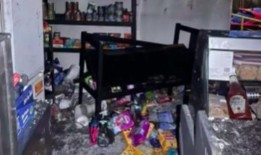 苏格兰一家商店在深油炸锅起火后被烧毁