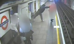 在牛津广场站，一名男子将地铁乘客推到轨道上