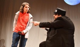 自闭症艺术家如何再现夜间狗的奇怪事件