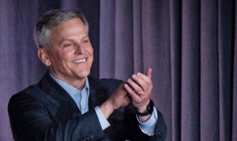 民主党人乔什·斯坦在北卡罗来纳州州长竞选中击败共和党人马克·罗宾逊