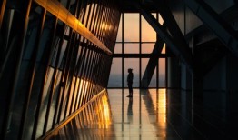 由于重组活动的增加，玻璃钢咨询公司的利润飙升