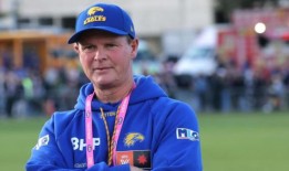 此前，在美国橄榄球联盟(AFLW)引发争议后，他辞去了老鹰队教练的职务