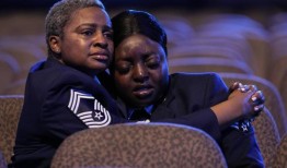 数百人为遇难飞行员罗杰·福特森举行葬礼