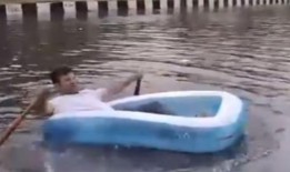 人民党议员在淹水的帕帕尔干杰“乘船”，抨击人民党政府