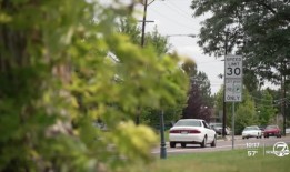 周六早些时候，火车和卡车在博尔德相撞，没有人员伤亡报告