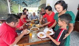 马来西亚的曾祖母在圣诞节用了一个100YO的馅饼食谱
