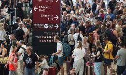 由于全球IT中断，机场挤满了长长的队伍和破碎的蓝屏