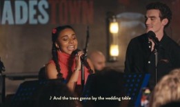 观看哈德斯敦西区演员表演“婚礼之歌”和“当关键时刻”