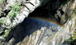 高冠瀑布：自然之美与神秘传说的完美融合