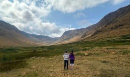 这个家庭把参观尽可能多的国家公园作为他们的使命