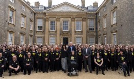 戴安娜的哥哥在家里主持合唱团庆祝慈善机构成立25周年