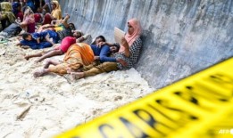 被困在印尼海滩的罗兴亚难民在当地遭到拒绝后将被转移