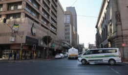 南非警方表示，95名利比亚人被拘留在疑似军事营地