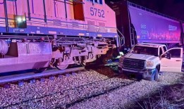 周六早些时候，火车和卡车在博尔德相撞，没有人员伤亡报告