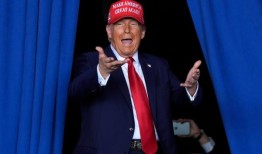 特朗普在足球比赛期间播放反跨性别广告：“卡玛拉是为他们／他们”