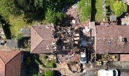 当地人把居民从煤气爆炸的房子里救出来