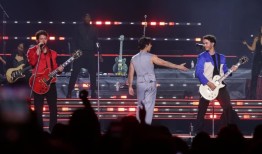 流行摇滚明星透露癌症诊断，警告粉丝