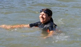 巴黎市长安妮·伊达尔戈在塞纳河游泳，宣布塞纳河为奥运会清洁