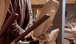 大通的马克·拉贝特在甜蜜的周年纪念帖子中与迷人的女友亲密无间