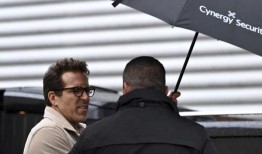 雷诺兹提前给雷克瑟姆当地人送圣诞礼物，并观看球队与著名嘉宾的比赛