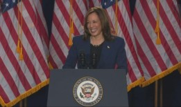 卡玛拉·哈里斯在竞选集会演讲中猛烈抨击特朗普，她誓言“我们不会回头”