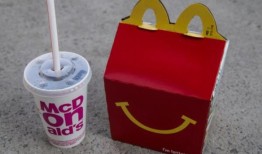 惊恐的妈妈在坎布里亚麦当劳的开心乐园餐里发现了烟灰