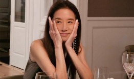 王薇薇和她的两个女儿把圣诞睡衣换成了优雅的绿色连衣裙，看起来几乎一模一样，并在社交媒体上抨击设计师：“三倍，真的吗？