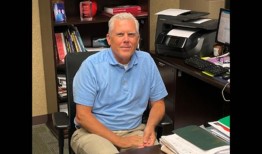 休伊特-特鲁斯维尔高中校长，因“死亡笔记本”争议而休假，辞职