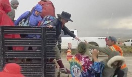 火人节被点燃，人群逃离洪水：“派对仍在继续”