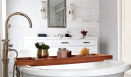 铜和缎面镍等材料的混合为浴室增添了意想不到的设计元素。照片：讲义／ TNS