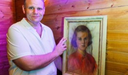 由于场地遭受洪水，臭名昭著的“被诅咒的画”继续困扰着新主人