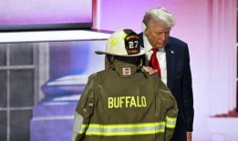 特朗普带着集会枪击受害者的五件装备进入共和党全国委员会演讲